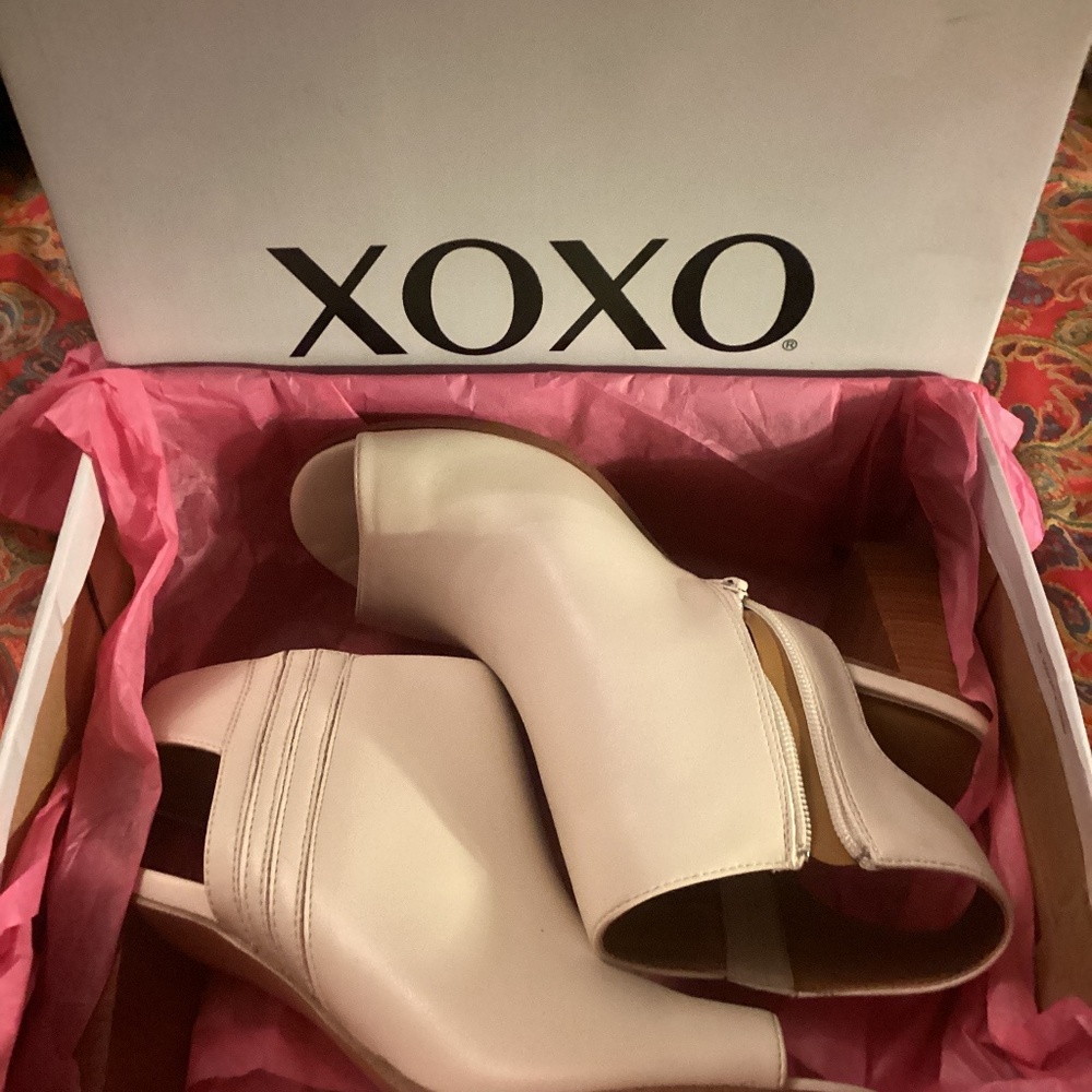 XOXO Vanda size 10 in off white